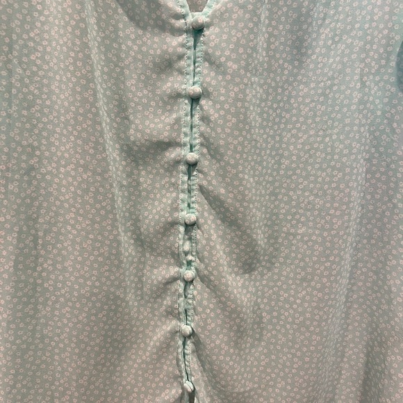 Women’s Vince Camuto Aqua and White Short Sleeve Sheer Button Front Size Medium - Picture 2 of 11